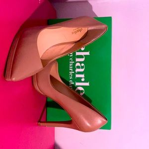 Classic nude pumps
